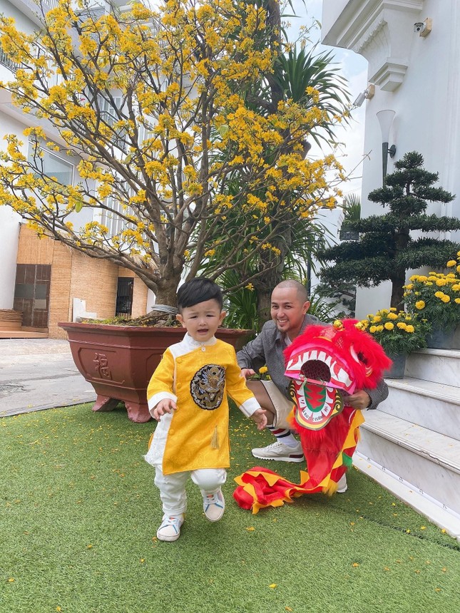 Sao Việt đầu năm: Mỹ Tâm khoe sắc trong váy vàng rực rỡ, Sơn Tùng M-TP chuẩn "soái ca" bên em trai ảnh 12
