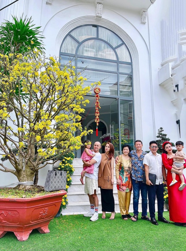 Sao Việt đầu năm: Mỹ Tâm khoe sắc trong váy vàng rực rỡ, Sơn Tùng M-TP chuẩn "soái ca" bên em trai ảnh 13
