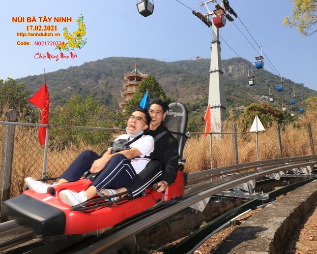 1001 biểu cảm du Xuân đầu năm của Minh Dự: Khi đi hết mình, khi về hết hồn! ảnh 2