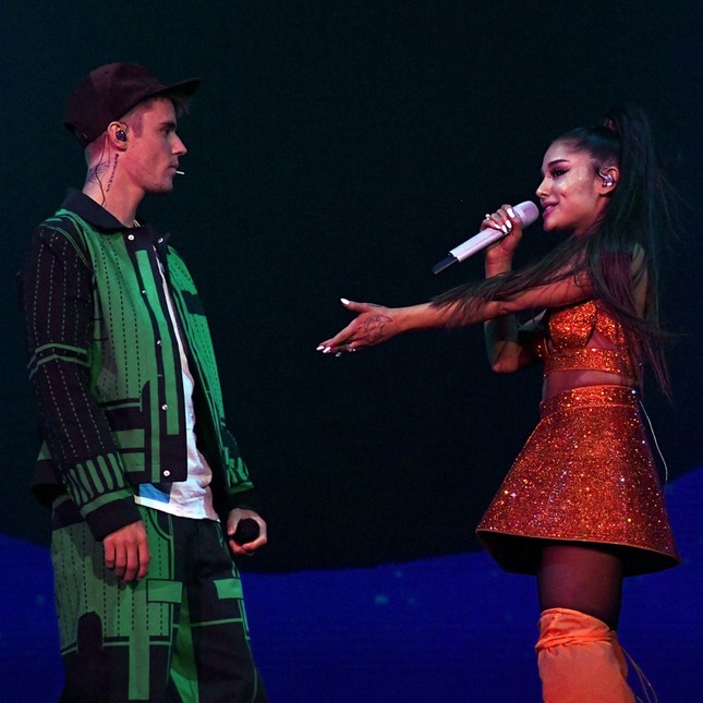 Ariana Grande song ca với Justin Bieber, Kendall Jenner thiết kế “áo chống dịch“ ảnh 1