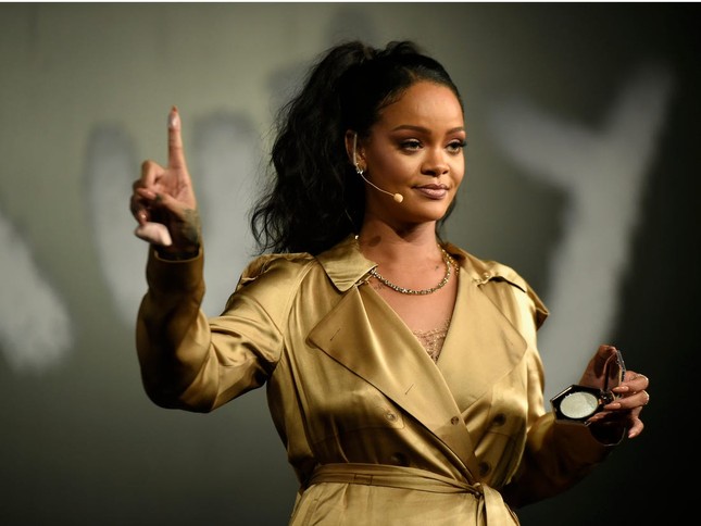 Úp mở việc sắp trở lại làng nhạc, nhưng hỏi khi nào thì Rihanna lại chẳng trả lời ảnh 2