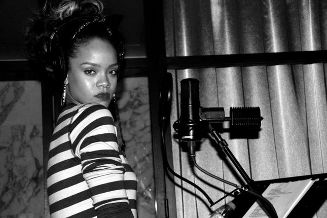 Úp mở việc sắp trở lại làng nhạc, nhưng hỏi khi nào thì Rihanna lại chẳng trả lời ảnh 1