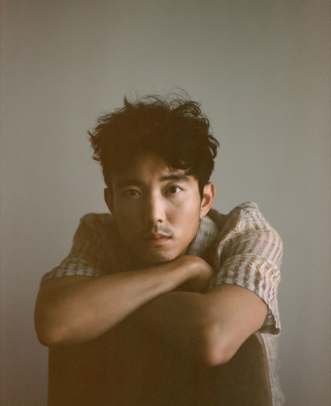 Nam thần gốc Á “trông hao hao” rapper Khói của “The Umbrella Academy” là ai? ảnh 3
