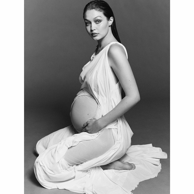 Dân mạng “rần rần” với ảnh khoe bụng bầu đẹp ngút ngàn của Gigi Hadid ảnh 1