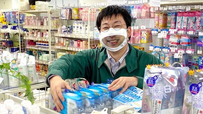 Cửa hàng Nhật Bản in hẳn nụ cười lên khẩu trang nhân viên, khách muốn “quạu” cũng không nỡ ảnh 1