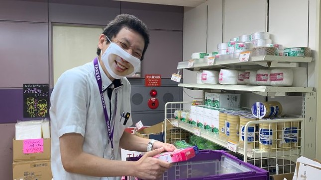 Cửa hàng Nhật Bản in hẳn nụ cười lên khẩu trang nhân viên, khách muốn “quạu” cũng không nỡ ảnh 3