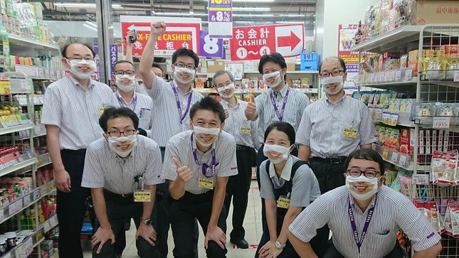 Cửa hàng Nhật Bản in hẳn nụ cười lên khẩu trang nhân viên, khách muốn “quạu” cũng không nỡ ảnh 9