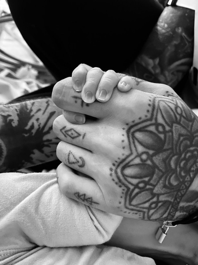 Gigi Hadid và Zayn Malik chính thức đón con gái đầu lòng chào đời ảnh 1
