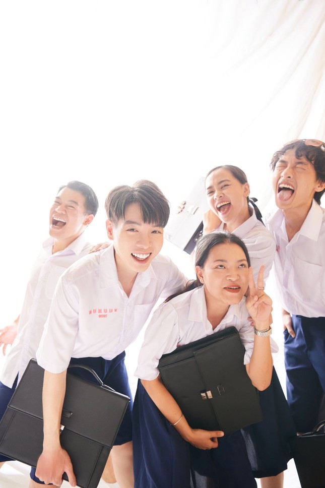 Đức Phúc comeback với màu sắc âm nhạc mới, hội tụ cả một “vũ trụ cameo” hùng hậu ảnh 2