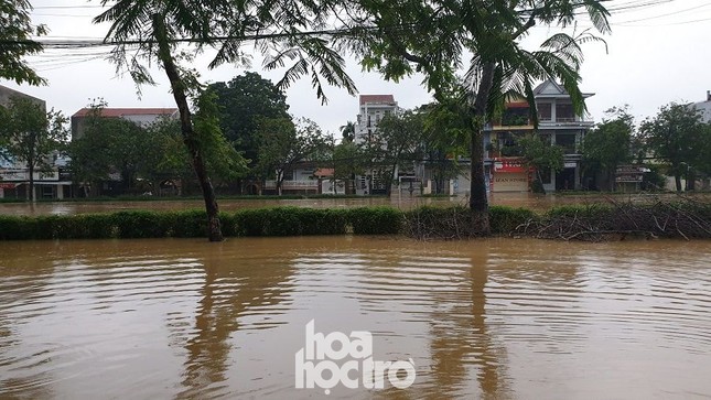 Thành phố Huế ngập sâu trong biển nước, dự đoán lũ còn tiếp tục kéo dài nhiều ngày tới ảnh 5
