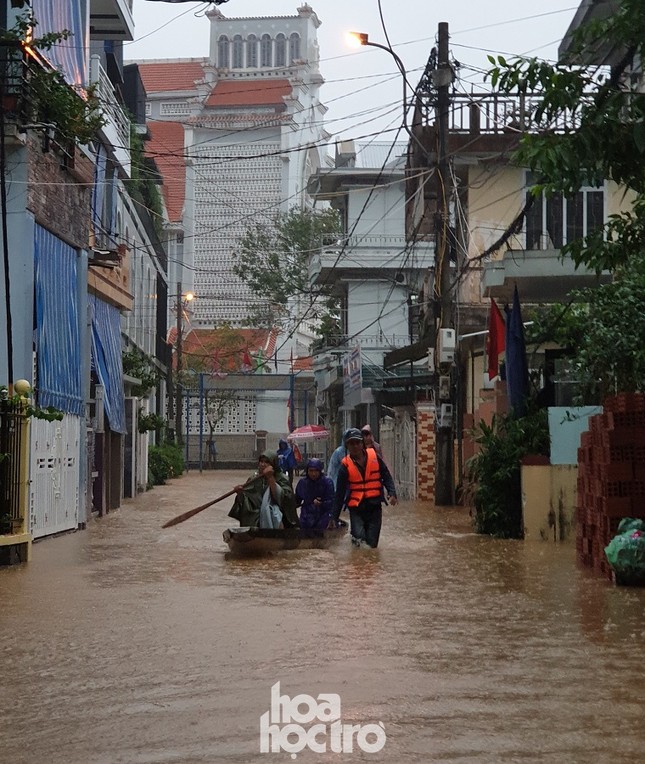 Thành phố Huế ngập sâu trong biển nước, dự đoán lũ còn tiếp tục kéo dài nhiều ngày tới ảnh 8