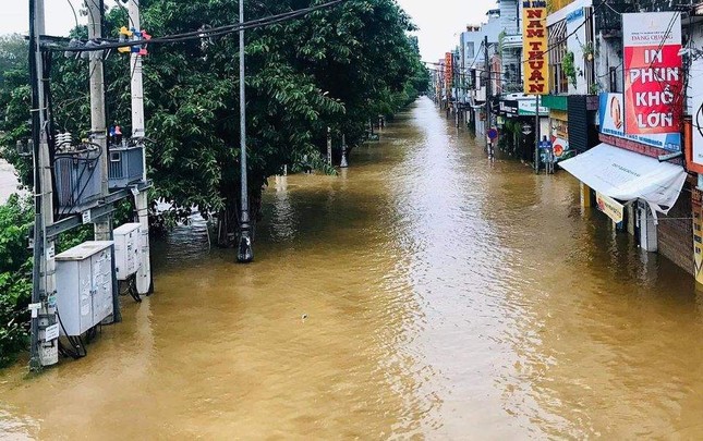 Thành phố Huế ngập sâu trong biển nước, dự đoán lũ còn tiếp tục kéo dài nhiều ngày tới ảnh 7