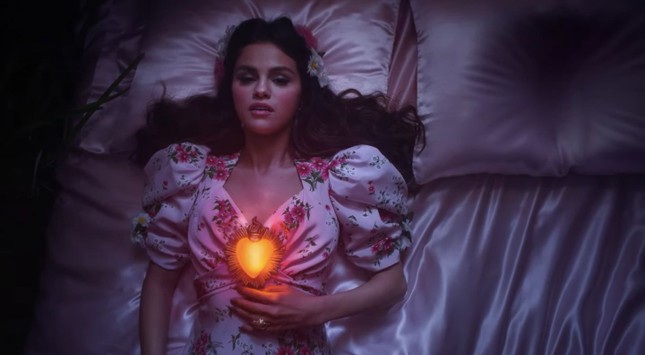 Nếu trái tim bạn đang “tan vỡ”, hãy xem ngay MV mới của Selena Gomez để được chữa lành! ảnh 1