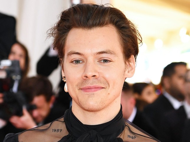 Billie Eilish “đại chiến” Harry Styles: Ai sẽ giành vị trí Quán quân tại UK Singles Chart? ảnh 2