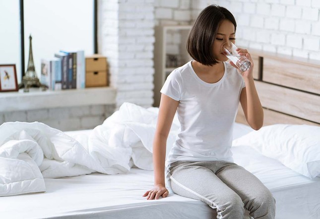 Đơn giản như uống nước nhưng chúng ta vẫn thường uống sai cách, khiến cơ thể “náo loạn“ ảnh 1