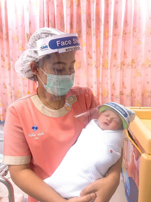 Sinh ra trong mùa dịch COVID-19, những em bé sơ sinh được trang bị mặt nạ chống virus ảnh 5