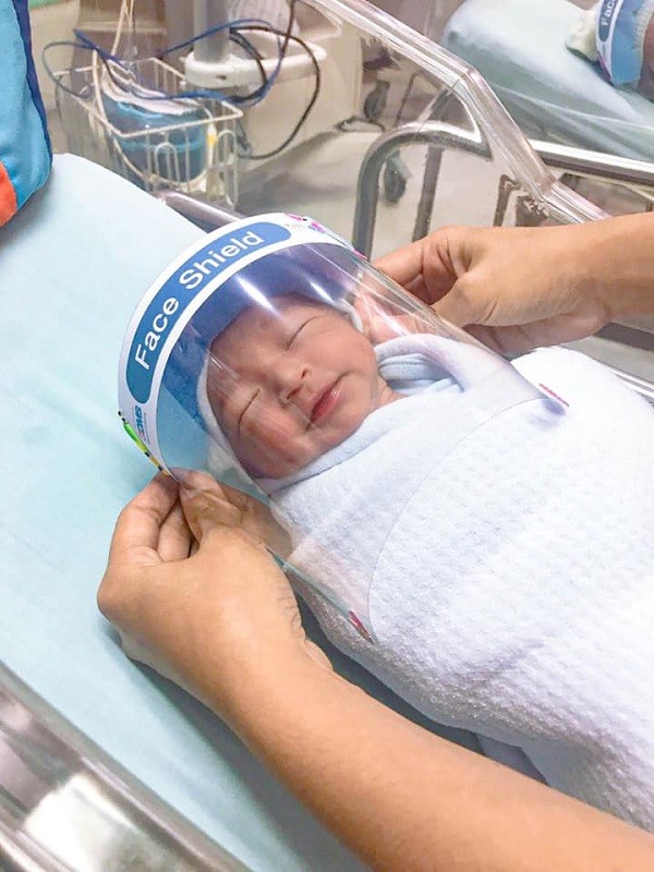 Sinh ra trong mùa dịch COVID-19, những em bé sơ sinh được trang bị mặt nạ chống virus ảnh 2
