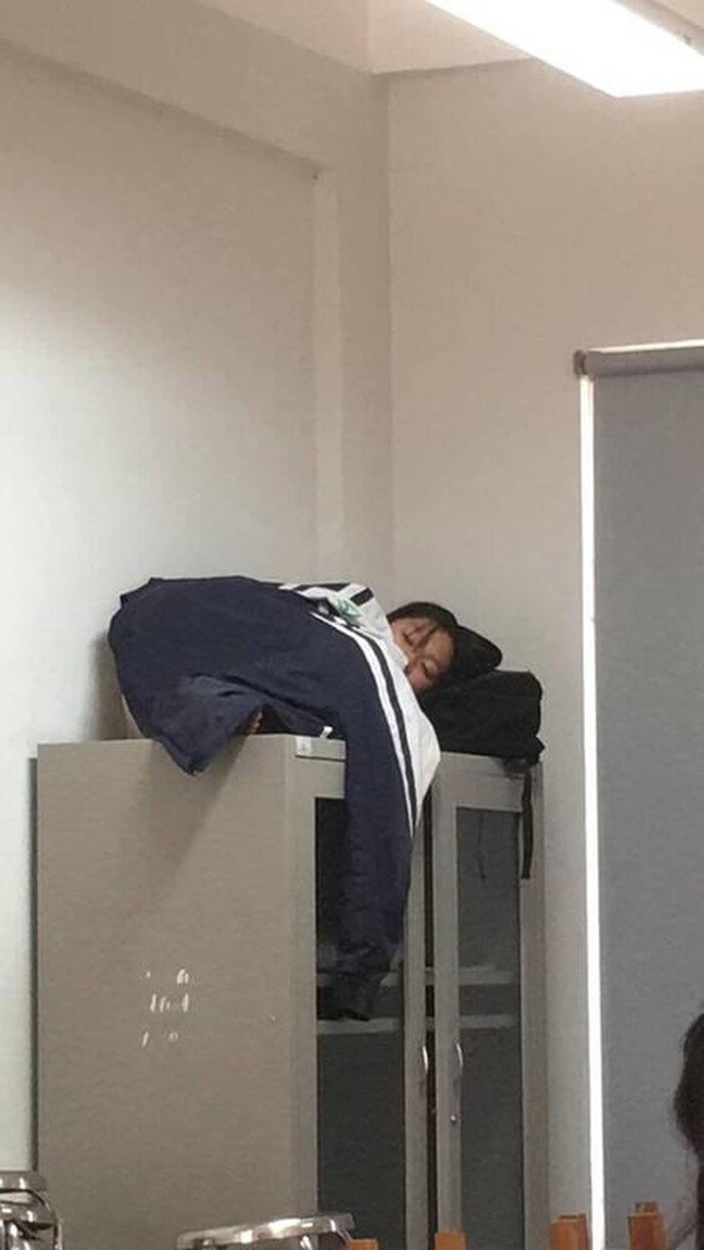 Loạt tư thế ngủ gật “bá đạo” trong lớp, đỉnh nhất là nữ sinh khiến Đen Vâu bị “réo tên“ ảnh 4
