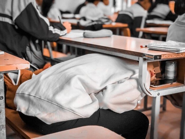 Loạt tư thế ngủ gật “bá đạo” trong lớp, đỉnh nhất là nữ sinh khiến Đen Vâu bị “réo tên“ ảnh 5