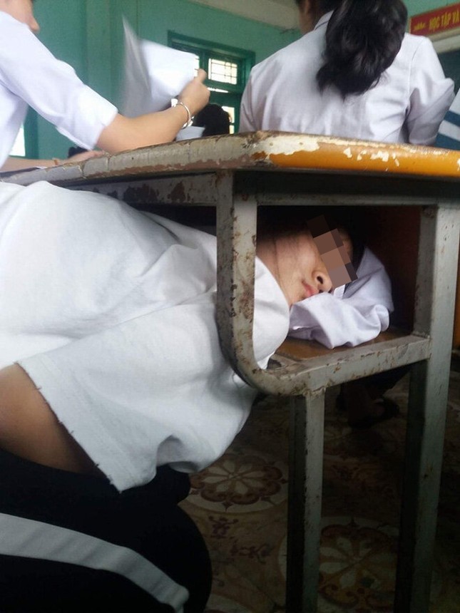 Loạt tư thế ngủ gật “bá đạo” trong lớp, đỉnh nhất là nữ sinh khiến Đen Vâu bị “réo tên“ ảnh 7