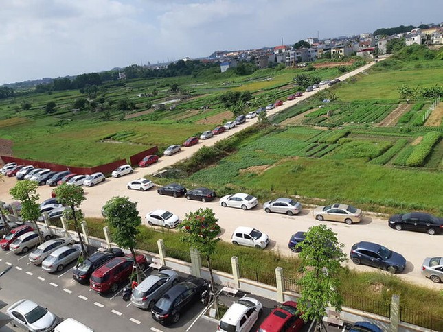 Hàng trăm ô tô đỗ kín cả sân trường trong buổi họp phụ huynh học sinh tại Thái Nguyên ảnh 4