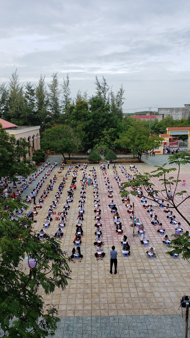 Trường THPT tại TP.HCM cho học sinh làm bài kiểm tra dưới sân trường để chống gian lận ảnh 3