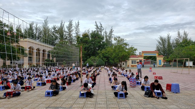 Trường THPT tại TP.HCM cho học sinh làm bài kiểm tra dưới sân trường để chống gian lận ảnh 7
