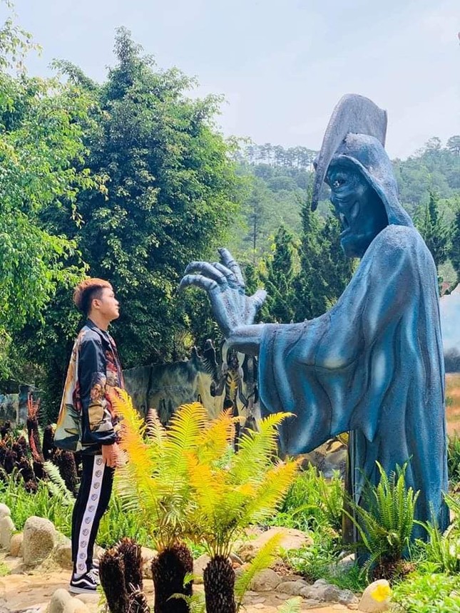 Khách du lịch ngán ngẩm trước những bức tượng kỳ quái của khu du lịch mới mở ở Đà Lạt ảnh 4