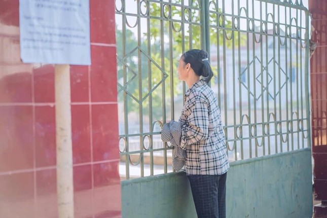 Hình ảnh xúc động trong mùa thi năm 2020: Mẹ luôn là người tuyệt vời nhất! ảnh 3