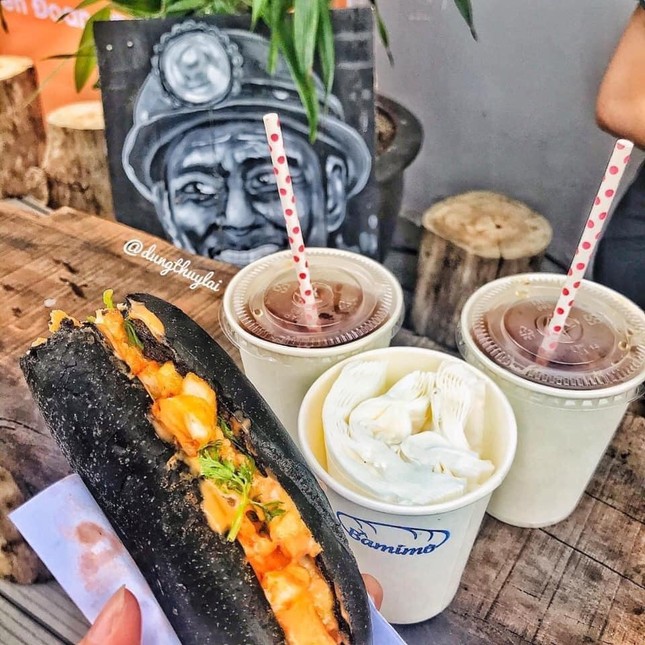 Giới trẻ thích thú “check-in” món bánh mì đen như than gây tò mò ở Quảng Ninh ảnh 5