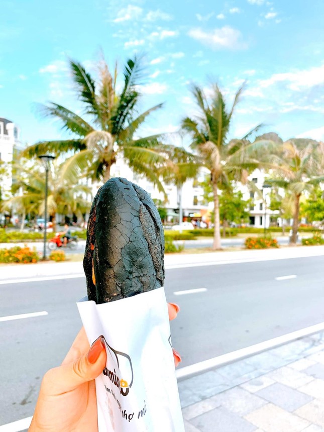 Giới trẻ thích thú “check-in” món bánh mì đen như than gây tò mò ở Quảng Ninh ảnh 6