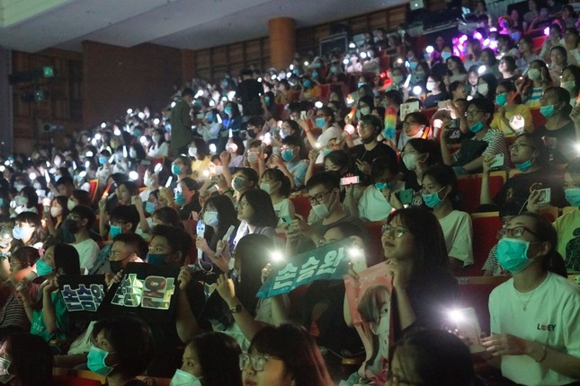 Dream Concert 2020: Các tín đồ K-Pop gặp thần tượng qua màn hình điện thoại, máy tính ảnh 1