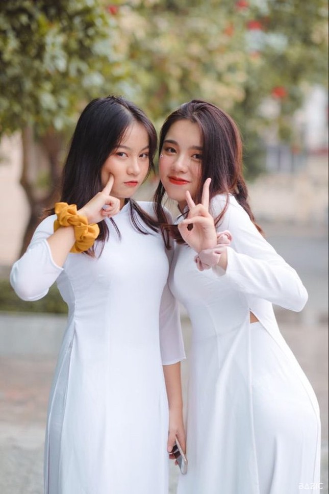 Cô nàng thủ khoa khối D1 đang gây sốt: Gương mặt xinh lung linh, học hành siêu đỉnh! ảnh 4