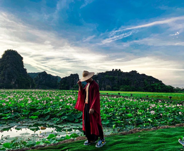 Ngỡ ngàng hồ sen nở rộ giữa Thu ở Hang Múa (Ninh Bình), giới trẻ tha hồ chụp ảnh “sống ảo“ ảnh 8