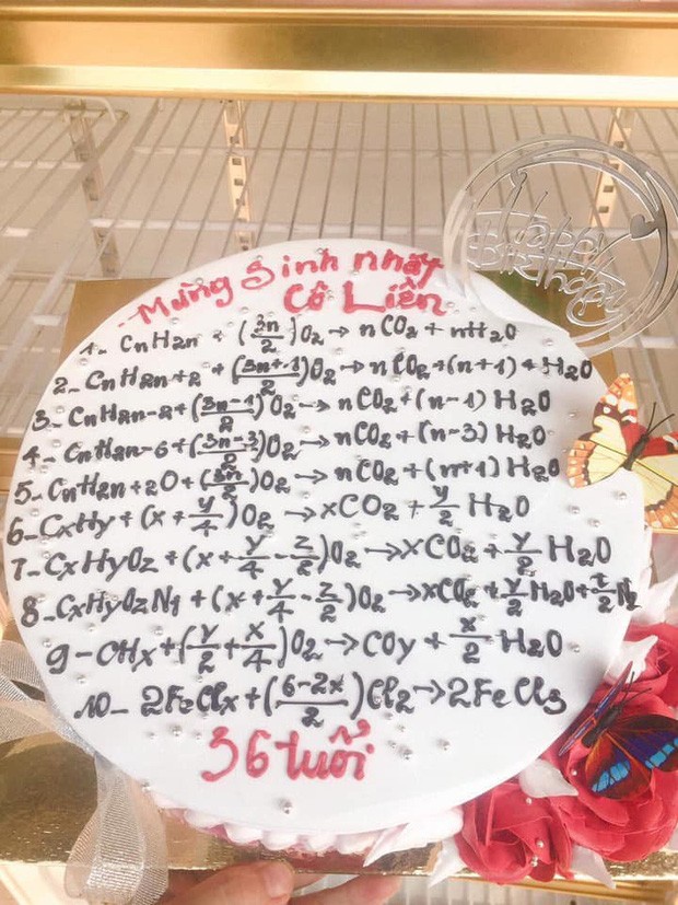 Teen đặt bánh sinh nhật tặng giáo viên: Nhìn phát biết ngay là thầy cô dạy môn gì ảnh 5