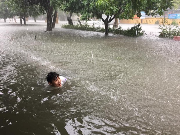Sinh viên đi học mùa mưa: Cà kheo là “phương tiện” số 1 được lựa chọn! ảnh 3