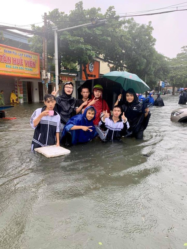 Sinh viên đi học mùa mưa: Cà kheo là “phương tiện” số 1 được lựa chọn! ảnh 4
