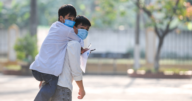 Nam sinh 10 năm cõng bạn đến trường: “Dù ĐH Y Hà Nội có đặc cách, mình cũng xin từ chối“ ảnh 2