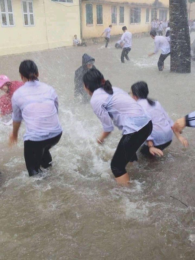 Nhiều teen vô tư nô đùa giữa trời mưa lớn, nước ngập tới đầu gối khiến dân mạng lo lắng ảnh 3