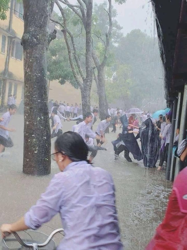 Nhiều teen vô tư nô đùa giữa trời mưa lớn, nước ngập tới đầu gối khiến dân mạng lo lắng ảnh 2