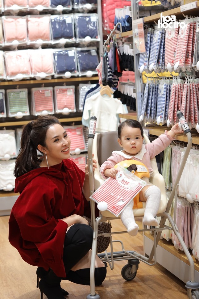Hà Nội: Gia đình diễn viên Mạnh Trường cùng loạt KOLs nô nức mua sắm ở sự kiện thời trang ảnh 3