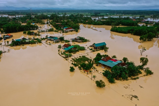 Chùm ảnh Quảng Trị ngập trong “biển” lũ chụp từ flycam: Thương lắm, miền Trung ơi! ảnh 1