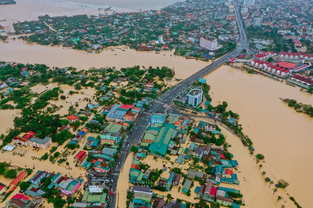 Chùm ảnh Quảng Trị ngập trong “biển” lũ chụp từ flycam: Thương lắm, miền Trung ơi! ảnh 10