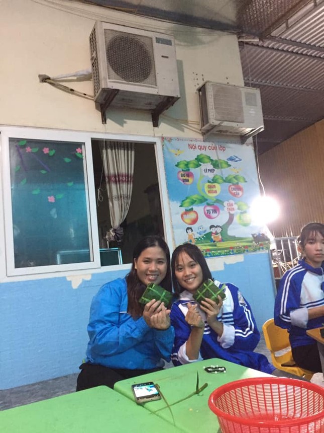 Nghệ An: Teen cùng thầy cô thức trắng đêm gói bánh chưng cứu trợ đồng bào miền Trung ảnh 6