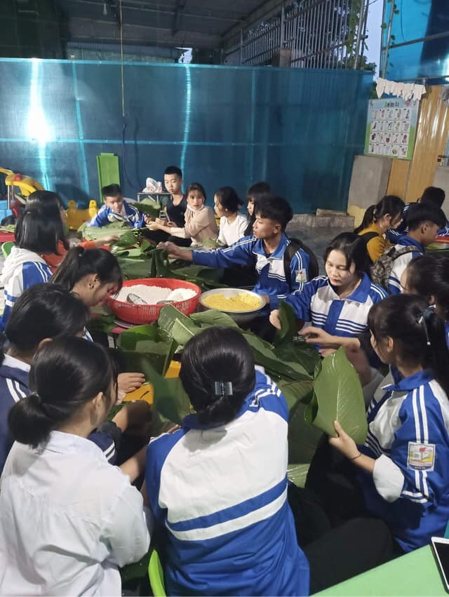 Nghệ An: Teen cùng thầy cô thức trắng đêm gói bánh chưng cứu trợ đồng bào miền Trung ảnh 7