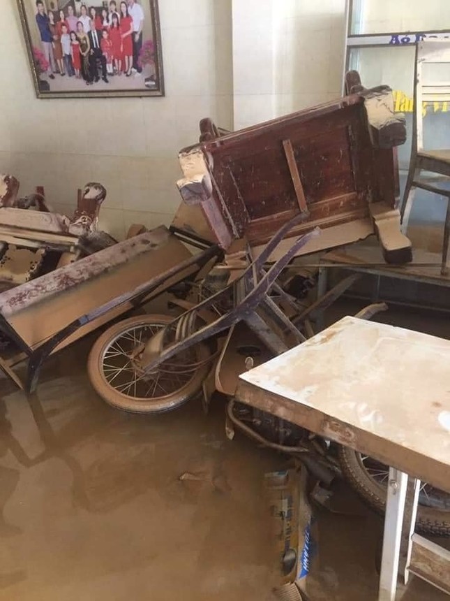 Xót xa với hình ảnh nhà cửa tan hoang, đồ đạc bám bùn ở Quảng Bình sau khi nước lũ rút ảnh 3