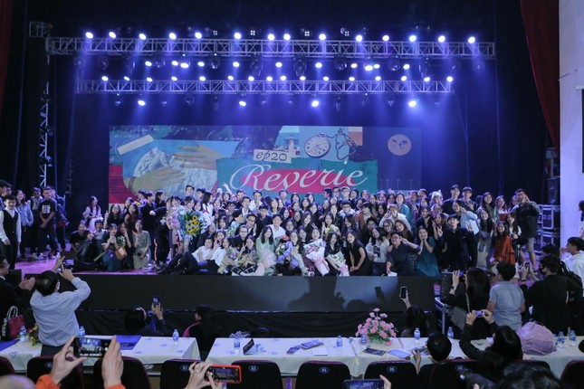 Lạc vào giữa 2 thế giới thực ảo trong vở nhạc kịch “Reverie the Musical” của các Amsers ảnh 1