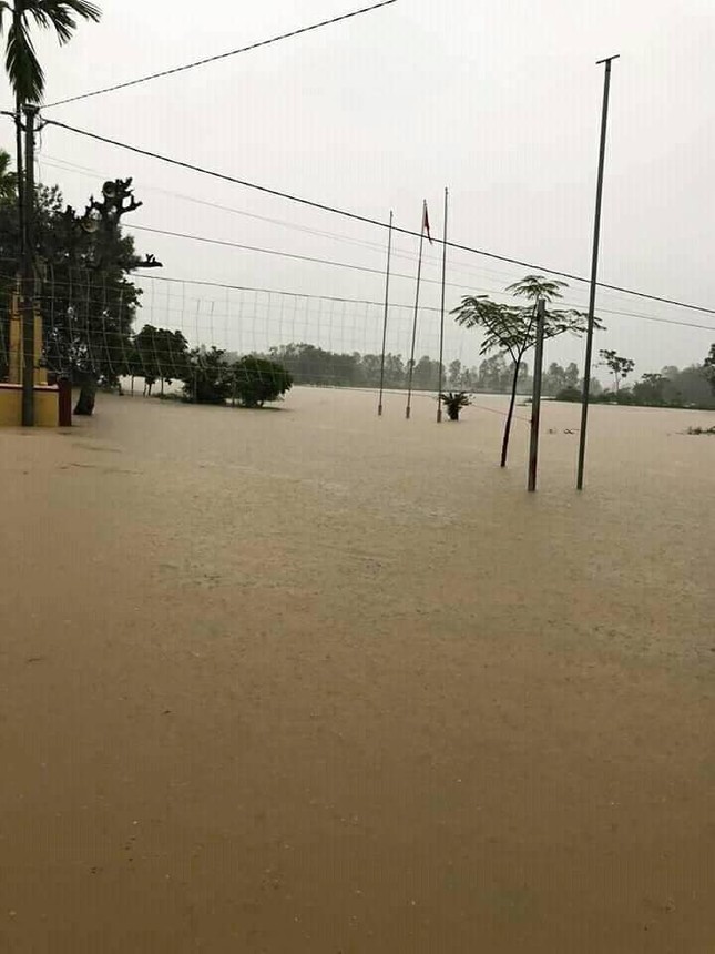 Cảnh tượng xót xa: Nhiều nơi tại Nghệ An ngập sâu trong nước lũ, khu vực biển bị sập bờ kè ảnh 3