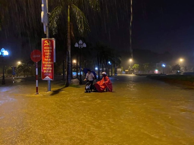 Cảnh tượng xót xa: Nhiều nơi tại Nghệ An ngập sâu trong nước lũ, khu vực biển bị sập bờ kè ảnh 6