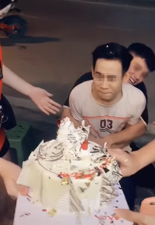 Trò đùa gây tranh cãi: Úp bánh sinh nhật lên mặt “khổ chủ”, tưởng vui mà lại nguy hiểm ảnh 2